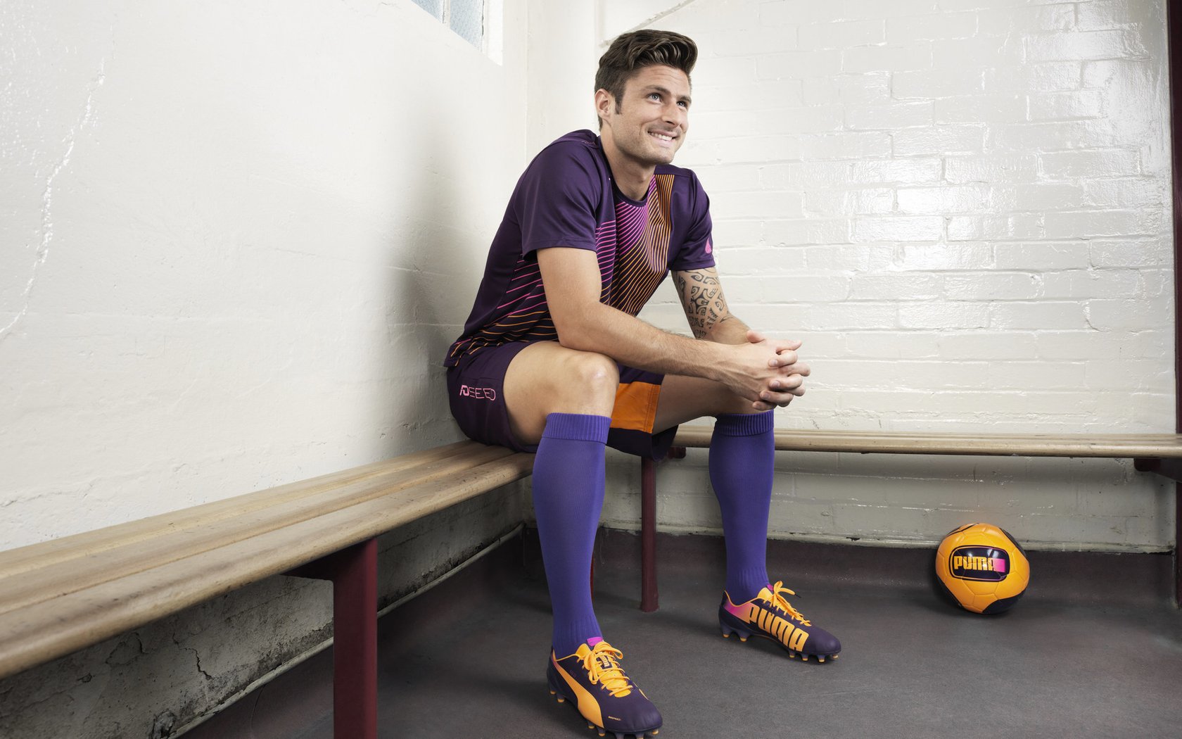 绿茵双雄记，乌拉圭铁血击溃威尔士，C罗德比夜独舞伯纳乌